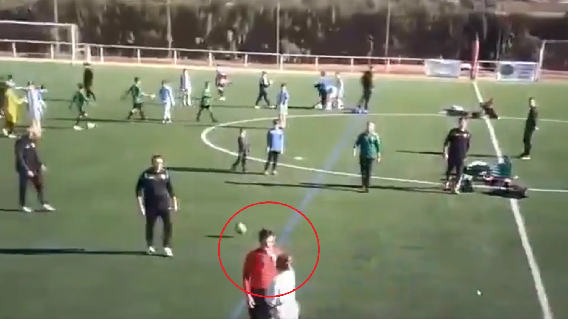 La imagen de la vergüenza en el futbol granadino: una madre abofetea al árbitro en un partido de alevines