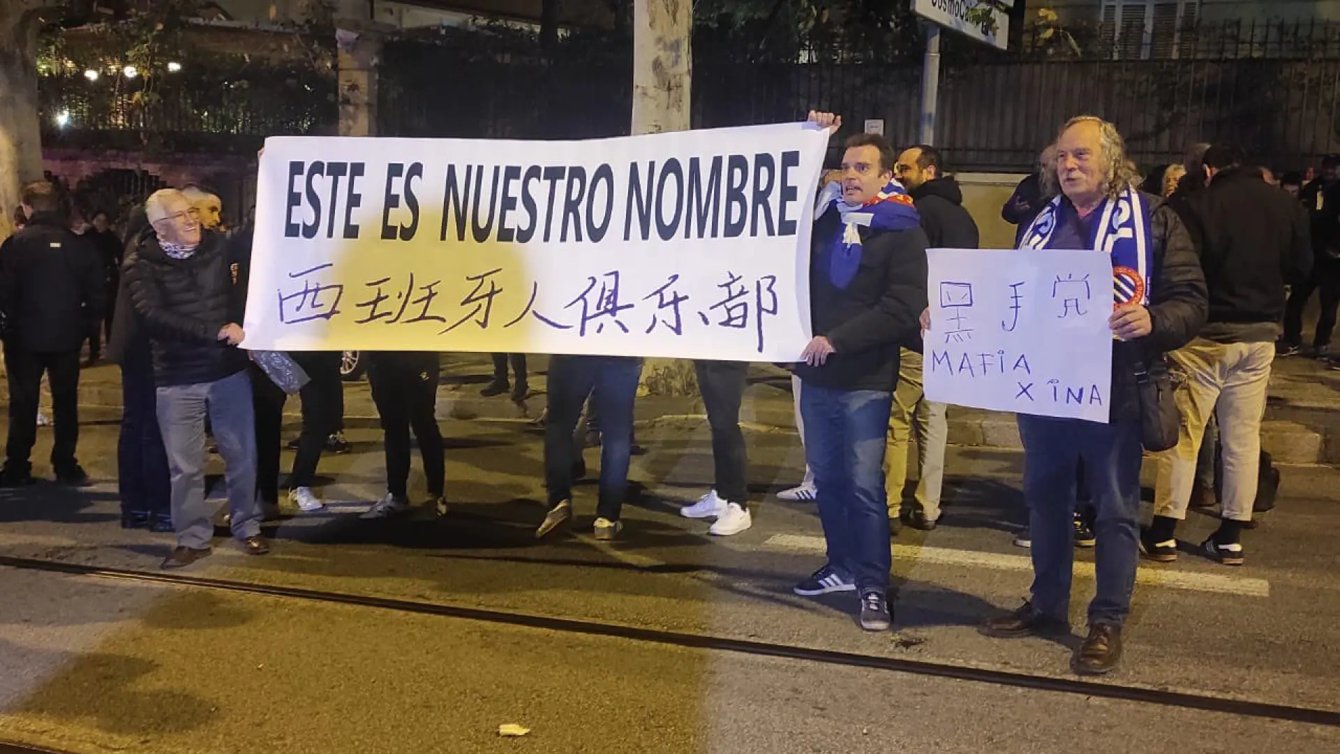 Masiva protesta ante el consulado chino de los aficionados del Espanyol contra su directiva