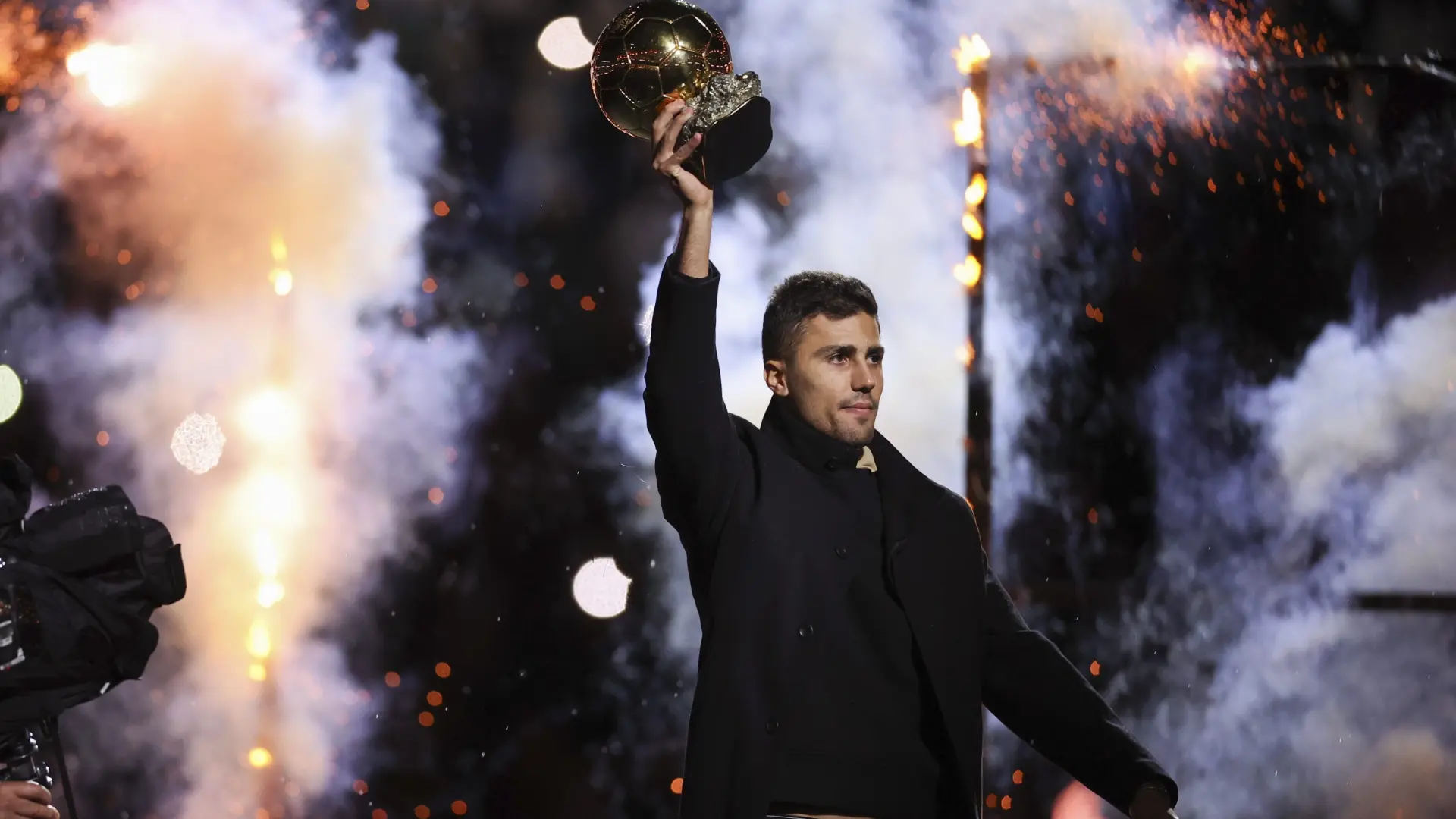 Espectacular homenaje del Manchester City a Rodri Hernández por su Balón de Oro