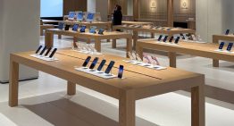 No tener MagSafe en el iPhone 16e no solo nos ha pillado por sorpresa a nosotros… Apple ahora necesita pegatinas para exponerlo en sus tiendas