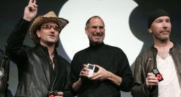 U2 le rogó a Steve Jobs que les pagara con acciones de Apple. Jobs no solo los convenció para que trabajaran gratis, sino que también les hizo promocionar una edición especial del iPod