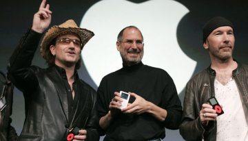 U2 le rogó a Steve Jobs que les pagara con acciones de Apple. Jobs no solo los convenció para que trabajaran gratis, sino que también les hizo promocionar una edición especial del iPod