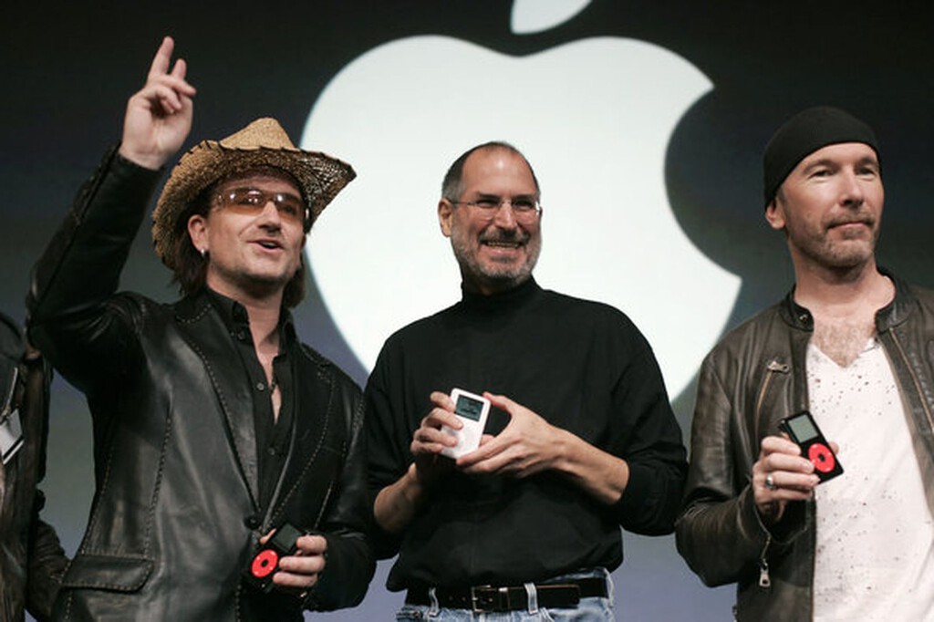 U2 le rogó a Steve Jobs que les pagara con acciones de Apple. Jobs no solo los convenció para que trabajaran gratis, sino que también les hizo promocionar una edición especial del iPod  