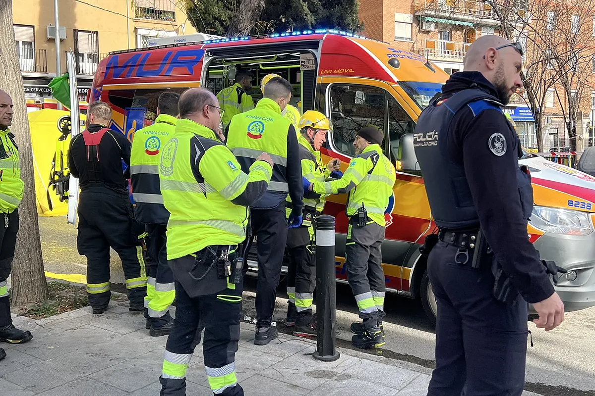 Muere un anciano tras caer por el hueco de un ascensor en Vallecas y su mujer resulta herida grave: estaban discutiendo y se precipitaron de forma accidental