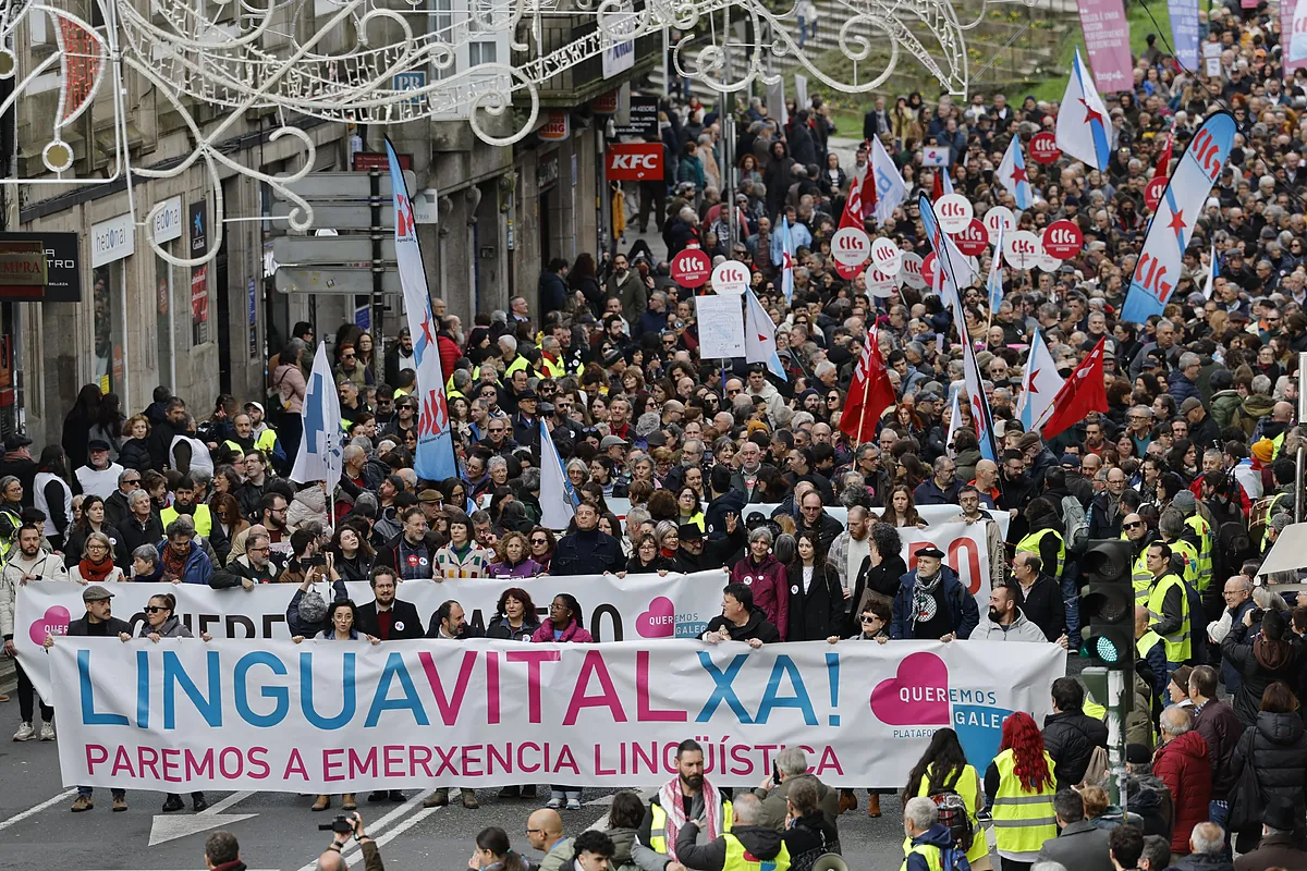 Miles de personas se manifiestan en Santiago en defensa del gallego ante la «emergencia lingüística extrema»