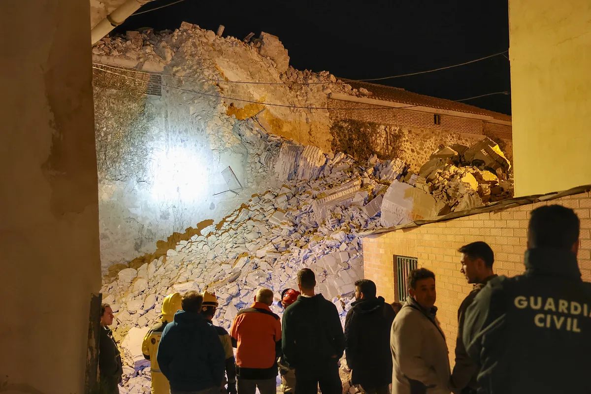 Se derrumba en La Rioja la torre de la iglesia de Viguera, del siglo XVII: «La escena es increíble, la torre está en el suelo y no sabemos qué ha pasado»