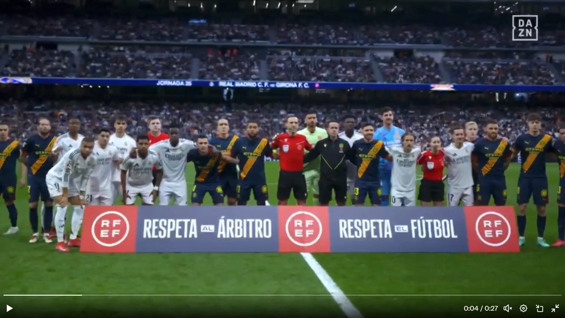 La afición del Real Madrid abuchea la campaña de apoyo a los árbitros de LaLiga antes del partido contra el Girona