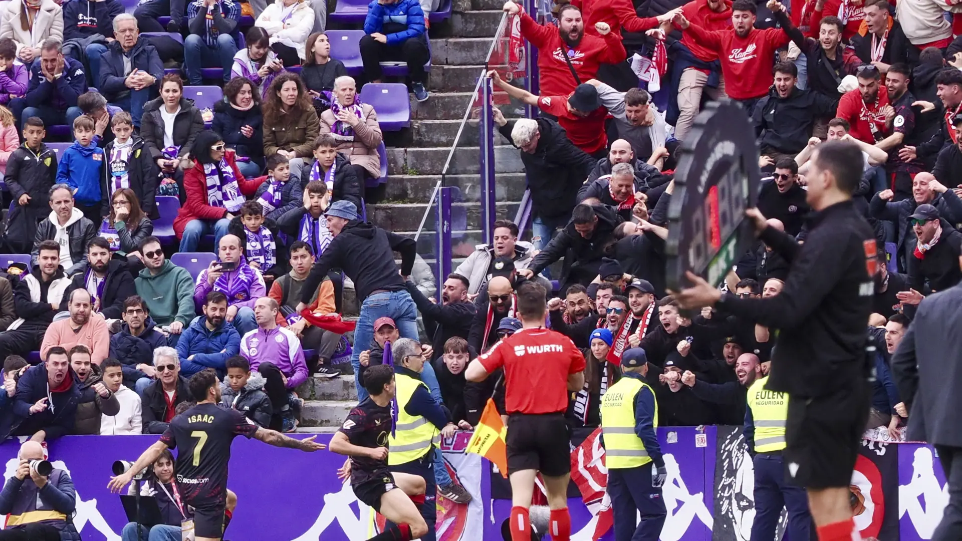 Dos aficionados resultaron heridos en el José Zorrilla tras desprenderse una grada en pleno Valladolid – Sevilla