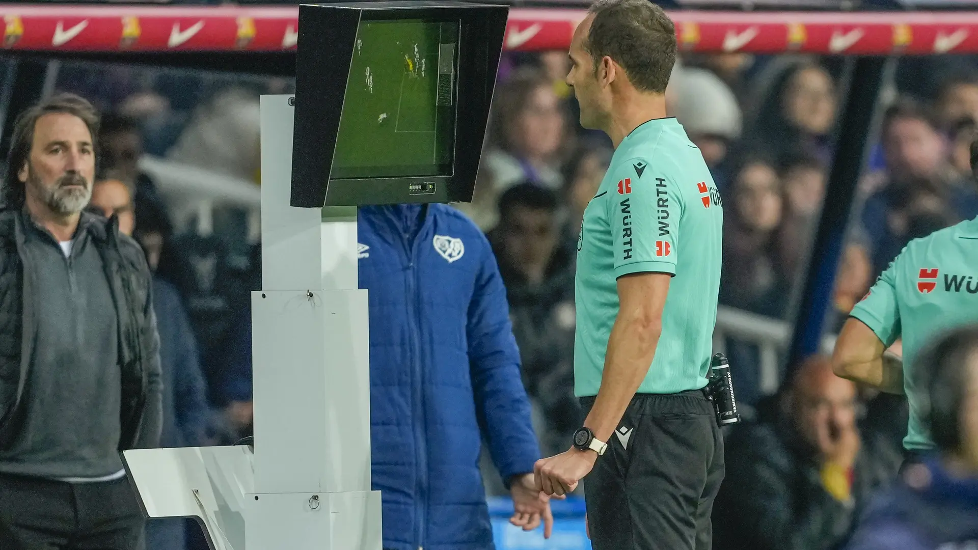 Un partido con muchísima polémica arbitral: penalti a favor del Barça, extraño gol anulado al Rayo…