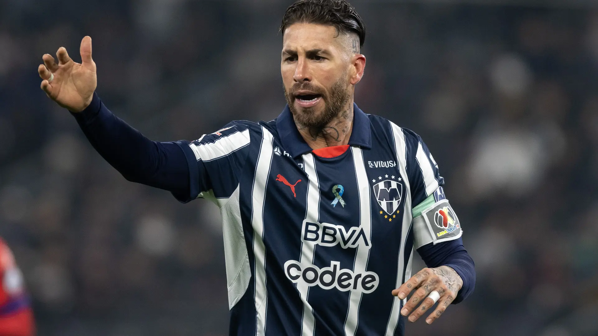 Así fue el debut de Sergio Ramos con Rayados: con el dorsal 93, de capitán y a punto de marcar de cabeza