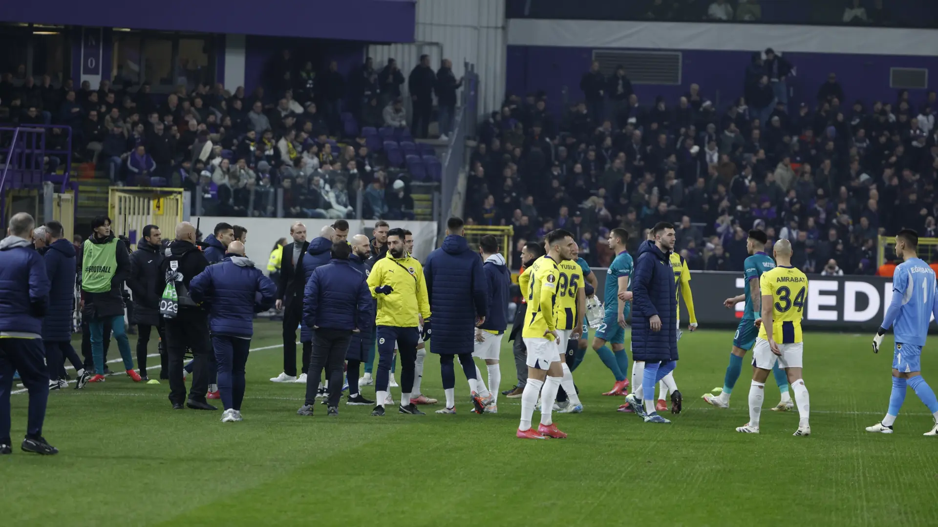 Una brutal pelea en la grada desata el caos y obliga a detener el Anderletch – Fenerbahce