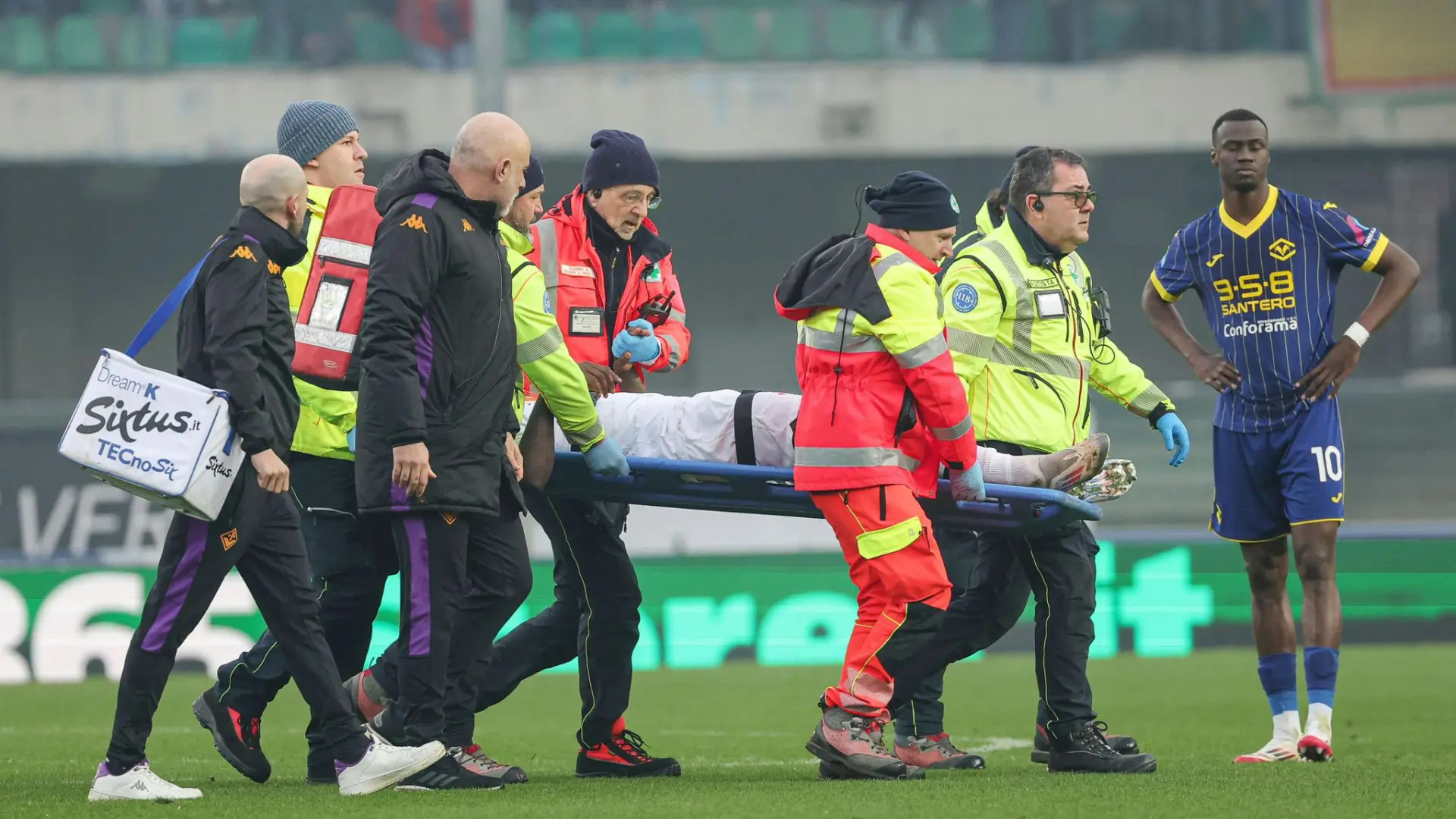 El tremendo susto de Moise Kean, trasladado al hospital por desvanecerse tras un golpe en la cabeza en pleno partido