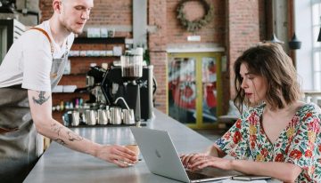 Risas, no portátiles: decenas de cafeterías se plantan ante los usuarios que se pasan las horas con sus MacBook y un simple café o té