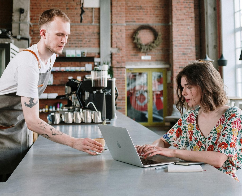 Risas, no portátiles: decenas de cafeterías se plantan ante los usuarios que se pasan las horas con sus MacBook y un simple café o té