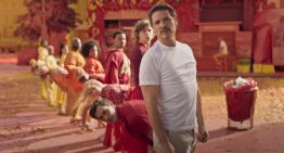 La nueva película del director de 'Her' pone a Pedro Pascal, protagonista de 'The Last of Us', a bailar con unos AirPods