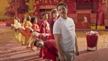 La nueva película del director de 'Her' pone a Pedro Pascal, protagonista de 'The Last of Us', a bailar con unos AirPods