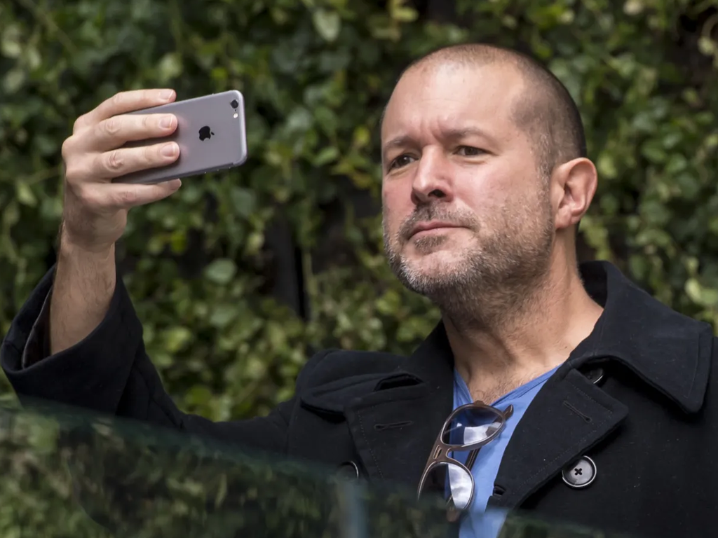 El pequeño gigante que conquistó al mundo: la historia del iPhone SE que puso patas arriba las reglas de diseño de Jony Ive 