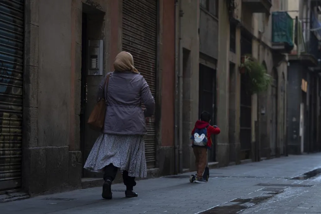 El polémico «contrato social» para inmigrantes del acuerdo de PSOE y Junts para «proteger la lengua» en Cataluña