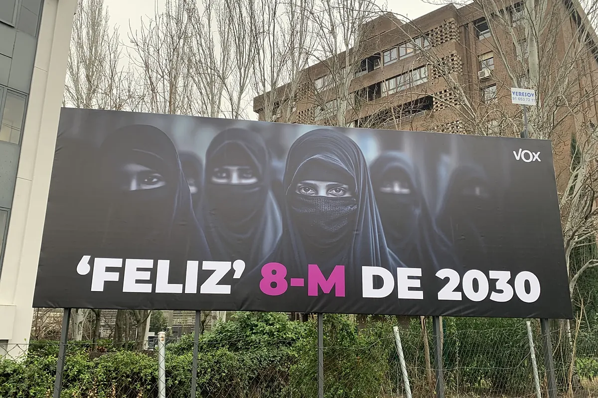 Vox despliega un cartel por el 8-M con una imagen de mujeres con velo islámico: «Podemos pararlo»