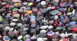 La lluvia acompaña a la primera de las dos manifestaciones del 8-M en Madrid: «Aquí estamos las feministas»