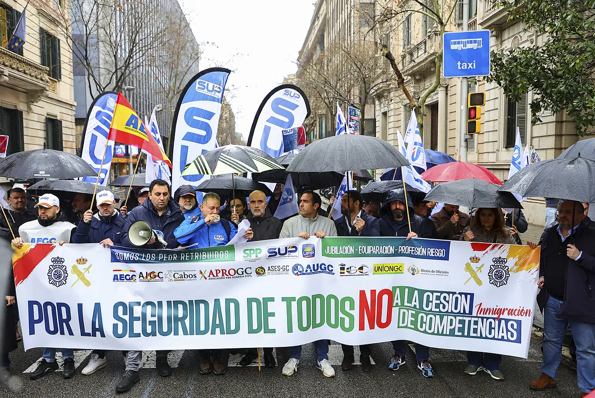 Policías y guardias civiles claman contra el Gobierno por la delegación de competencias en inmigración a Cataluña