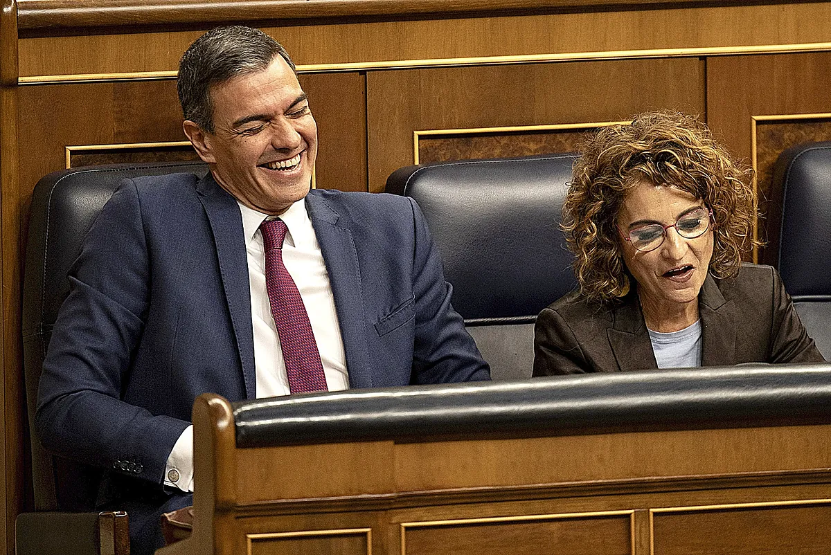 La alianza de Yolanda Díaz y Feijóo contra la «injusticia fiscal» de Montero ahonda la fractura del Gobierno y acerca una de las peores derrotas de Sánchez