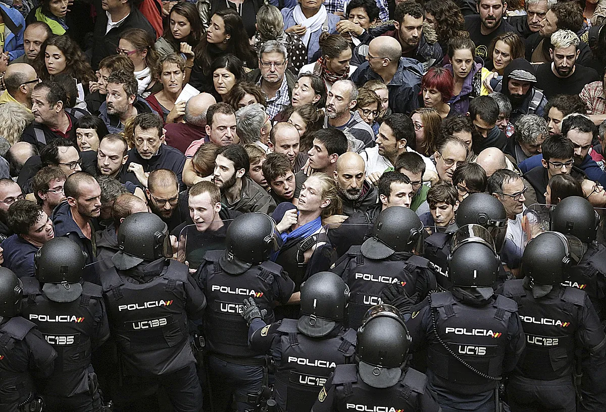 Decepción entre policías del 1-O tras quedar cuatro agentes excluidos de la amnistía: «El auto los deja como delincuentes. Quedamos vendidos»