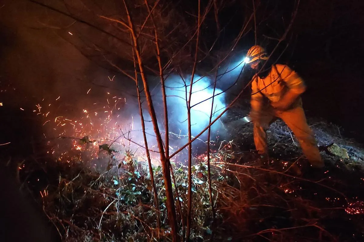 Asturias lucha contra diez incendios forestales mientras que el fuerte viento en Cantabria complica los ocho fuegos activos