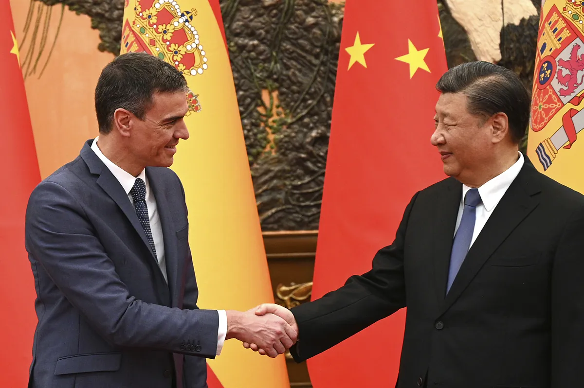 Sánchez abandera una alianza con China pese a la advertencia de Europa: riesgo de «control de nuestra economía y sociedad»