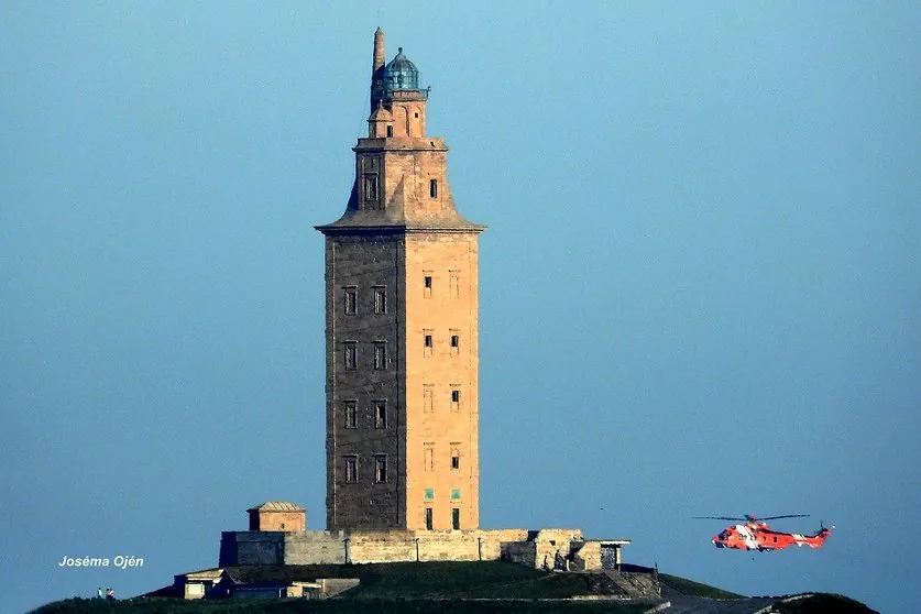 Buscan a un hombre arrastrado al mar por una ola el domingo en la Torre de Hércules, en A Coruña, cuando se hacía una foto