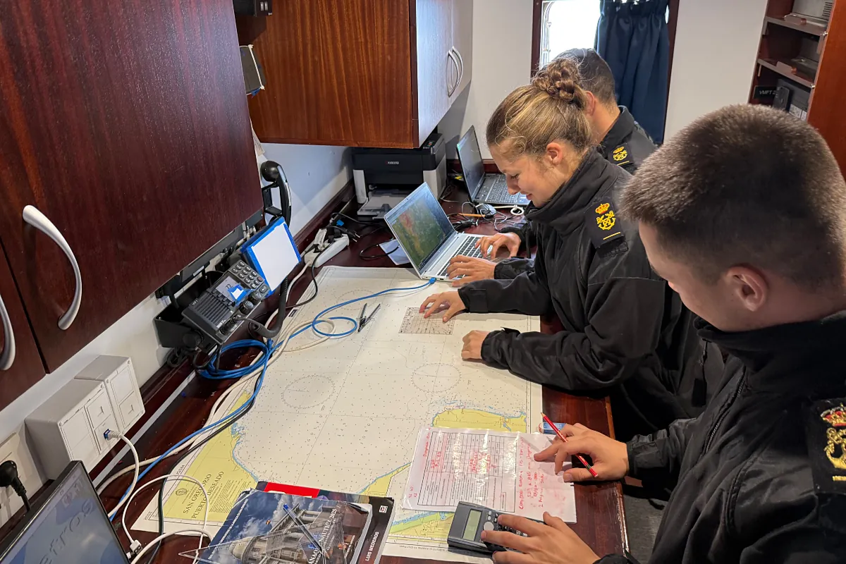 La Princesa Leonor estudia las cartas de navegación del estrecho de Magallanes