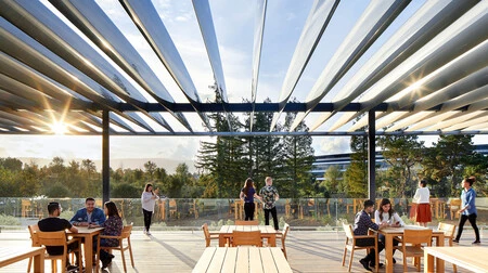 Exterior de la cafetería del centro de visitantes del Apple Park