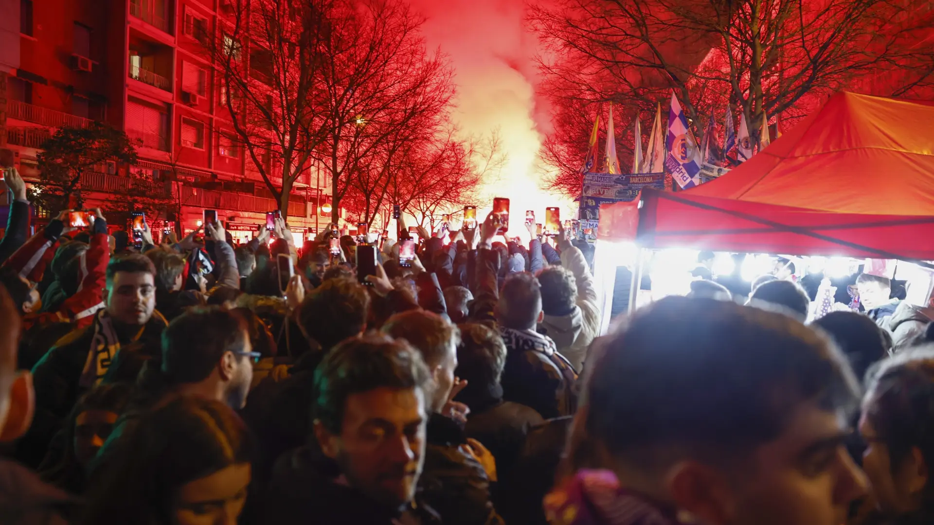 Tensa llegada de los ultras del Atleti al Bernabéu: insultos, botellazo a un cámara…