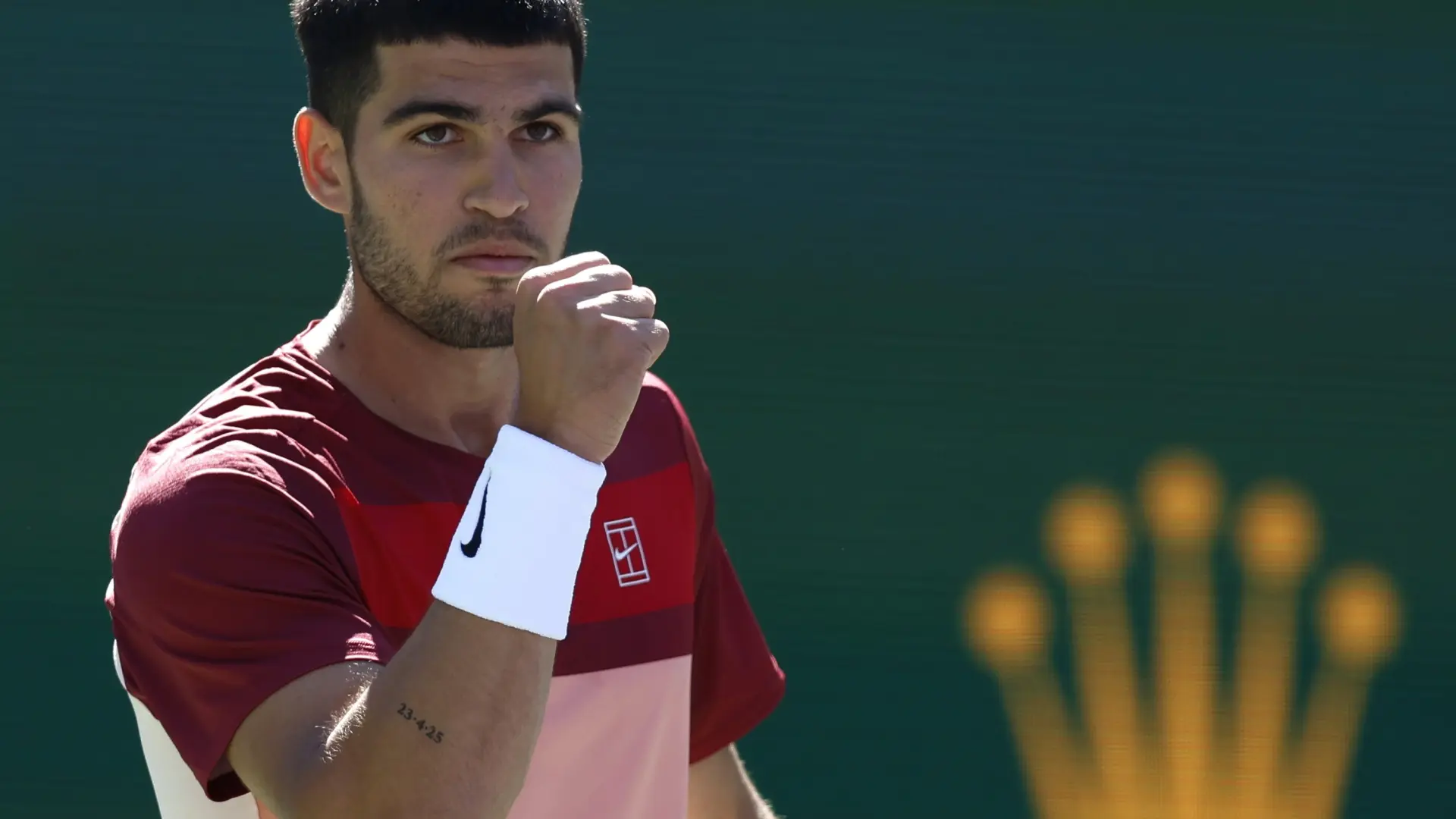 Carlos Alcaraz sorprende con su nuevo y enigmático tatuaje en su estreno en Indian Wells