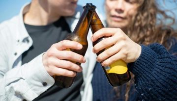 Los médicos piden que la ley del alcohol obligue a advertir en las etiquetas que el consumo provoca cáncer