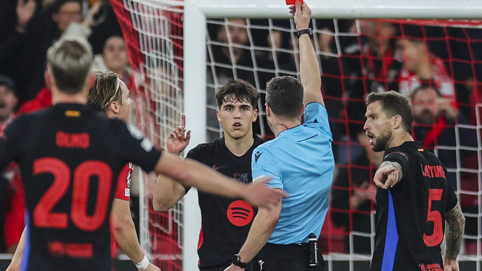 La brutal entrada que le costó la roja a Pau Cubarsí ante el Benfica: derribó al último hombre al borde del área… y no tocó el balón