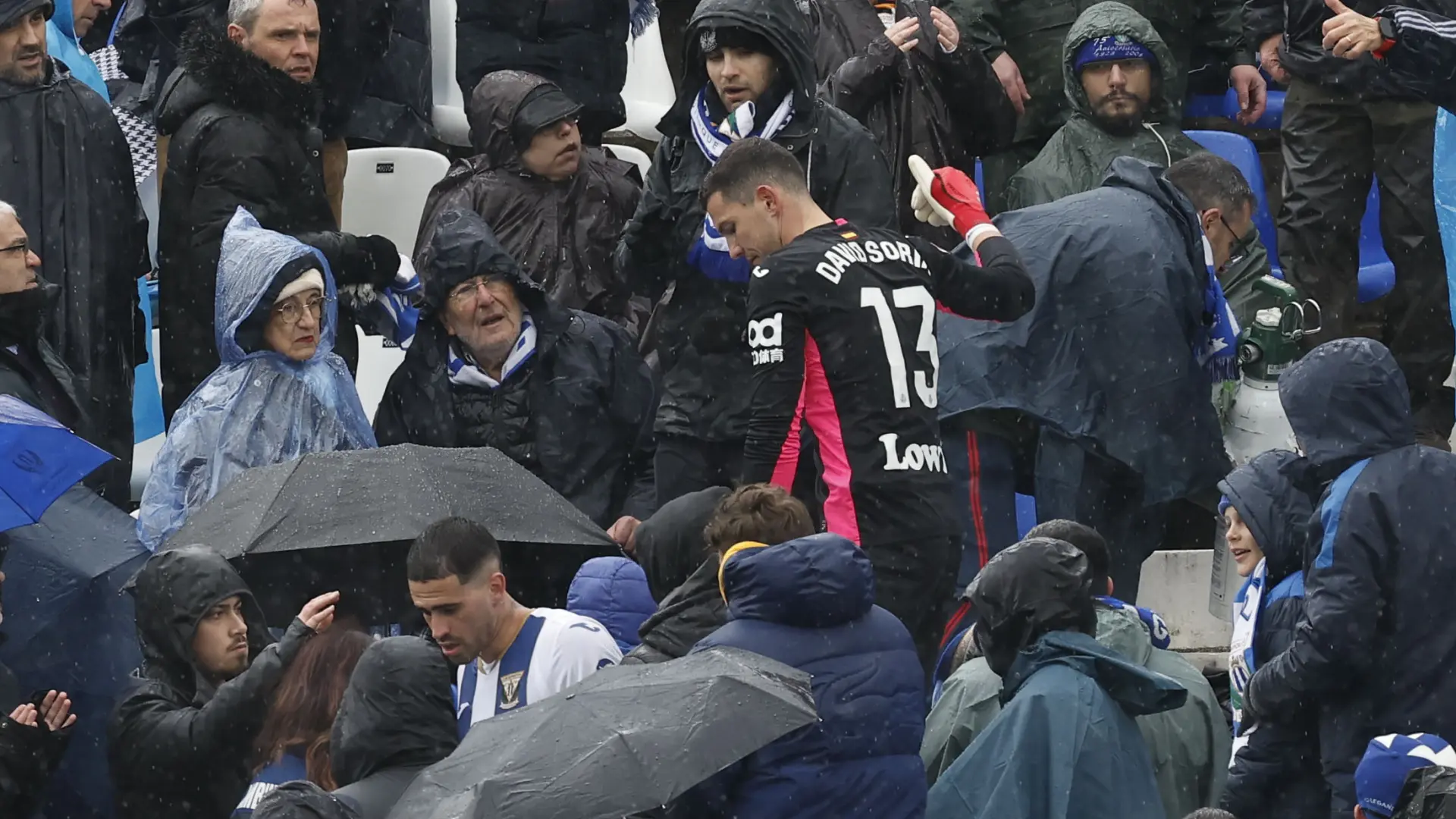 Susto en el Leganés – Getafe: detienen el partido para atender a un aficionado desplomado en la grada