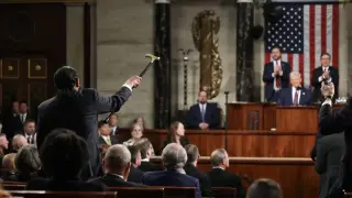 Miembros del Partido Demócrata interrumpieron este martes con abucheos el discurso que el presidente estadounidense, Donald Trump, pronuncia ante una sesión conjunta del Congreso, al tiempo que el presidente de la Cámara de Representantes, el republicano Mike Johnson, tuvo que pedir varias veces orden.