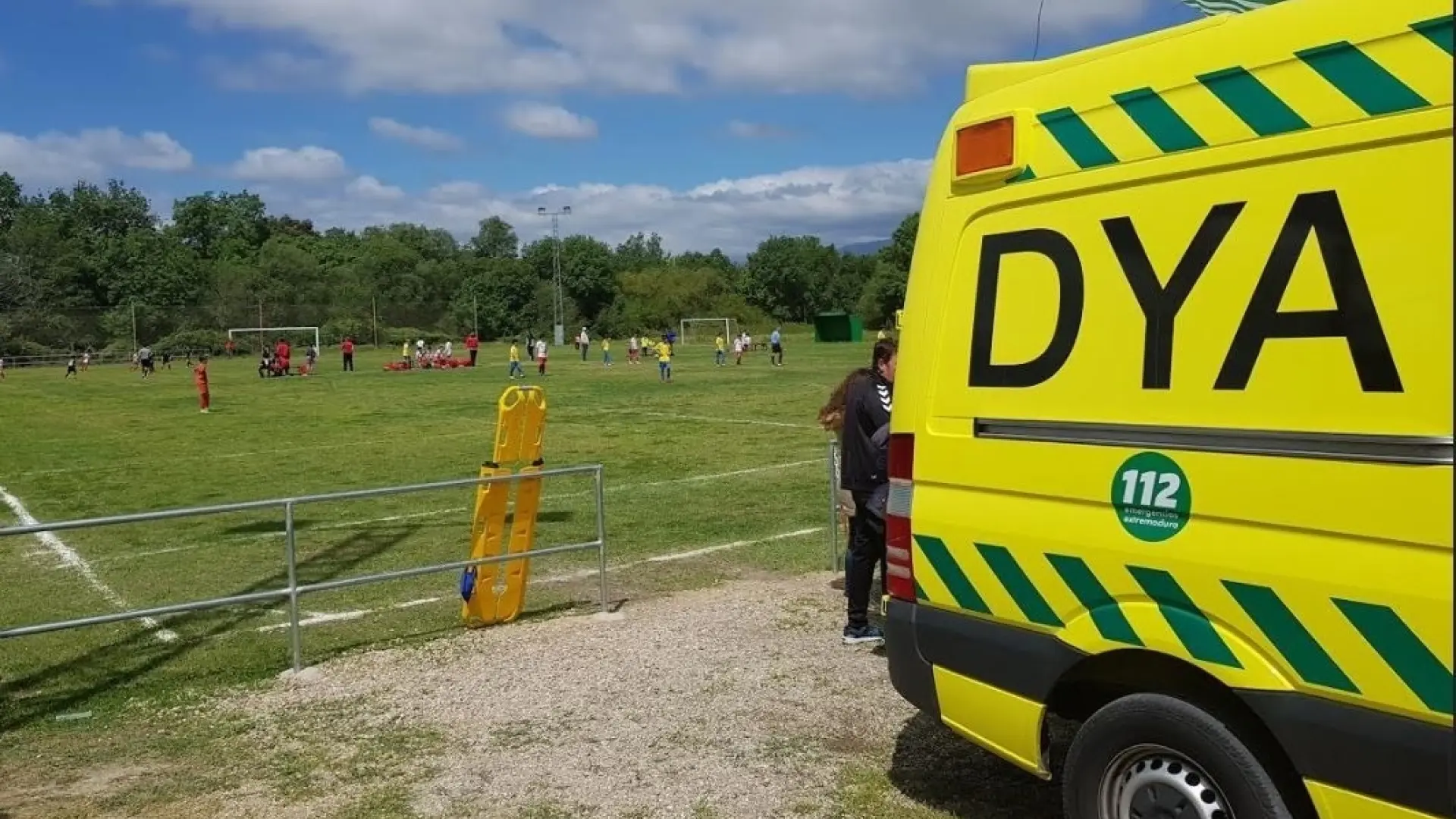 Ingresada una niña de 13 años tras darse un golpe en la cabeza con un muro y tener convulsiones en un campo de fútbol