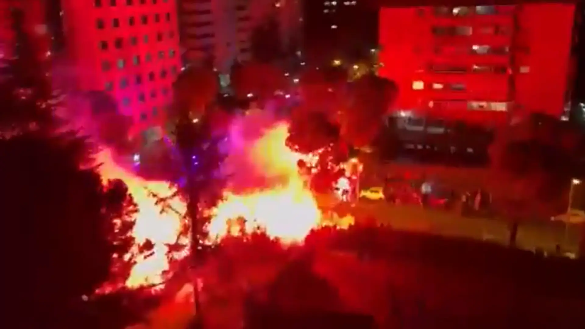 Cánticos, bengalas y puro sentimiento rojiblanco en el espectacular recibimiento al Atlético en el hotel de concentración