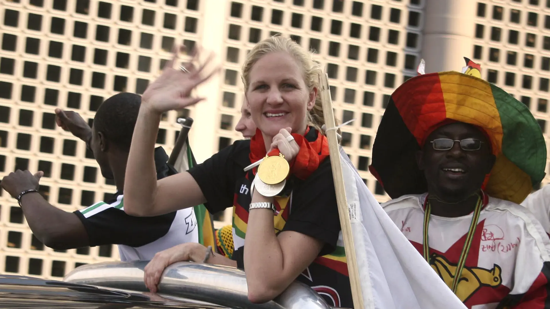 Quién es Kirsty Coventry, la leyenda olímpica que rompe otra barrera para las mujeres y pertenece a la minoría blanca de Zimbabwe