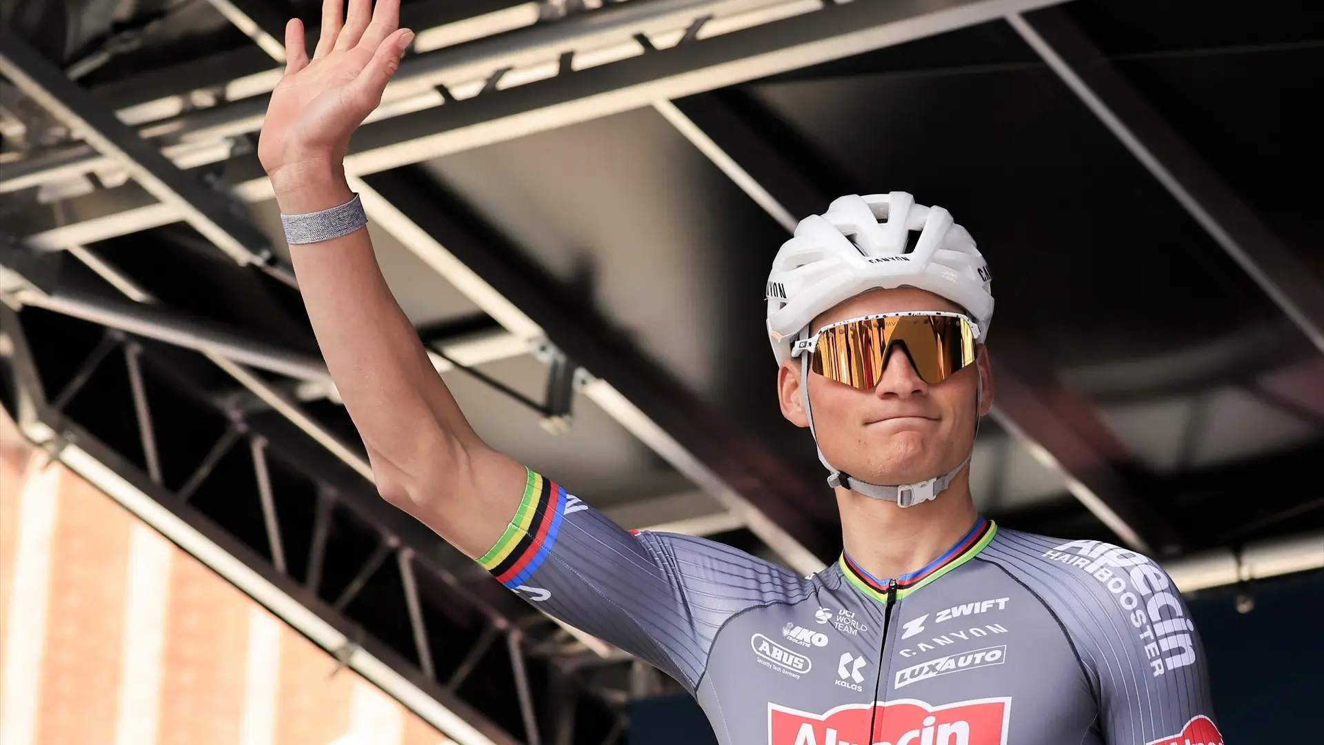 Van der Poel reconquista la Milán-San Remo tras un duelo para la historia con Pogacar