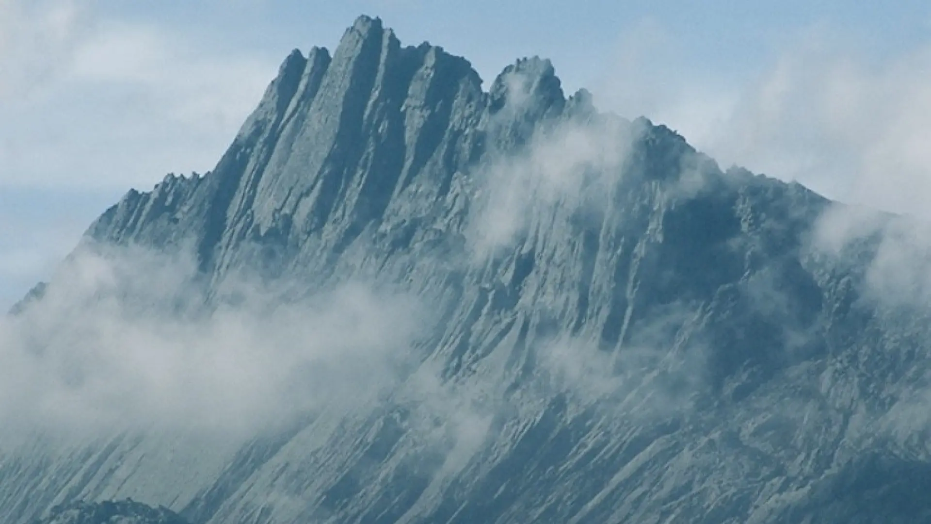 Tragedia en el monte Carstensz: dos personas muertas y tres rescatadas con síntomas de hipotermia