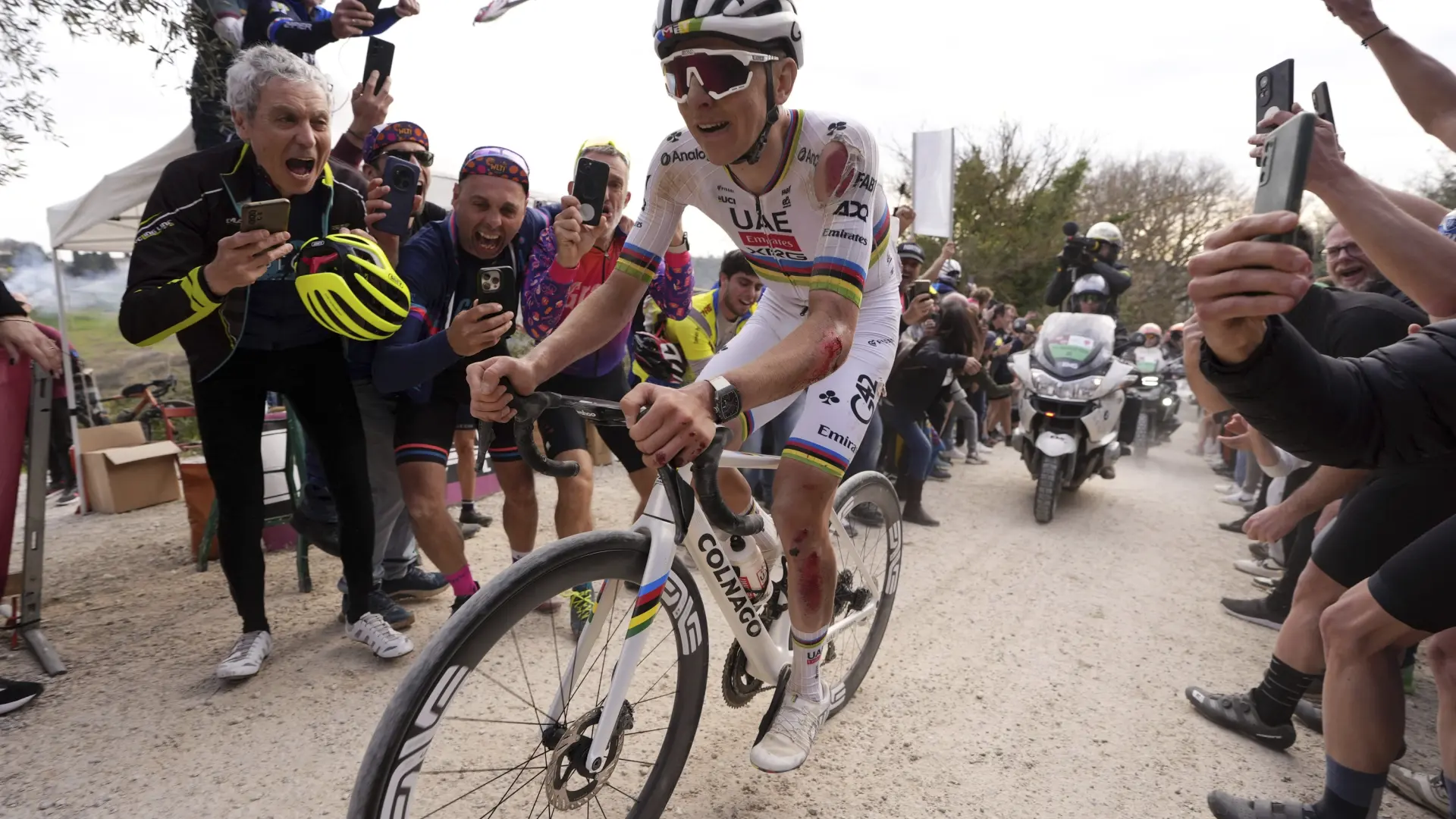 El espectacular triunfo de Pogacar en la Strade Bianche tras sufrir una dura caída