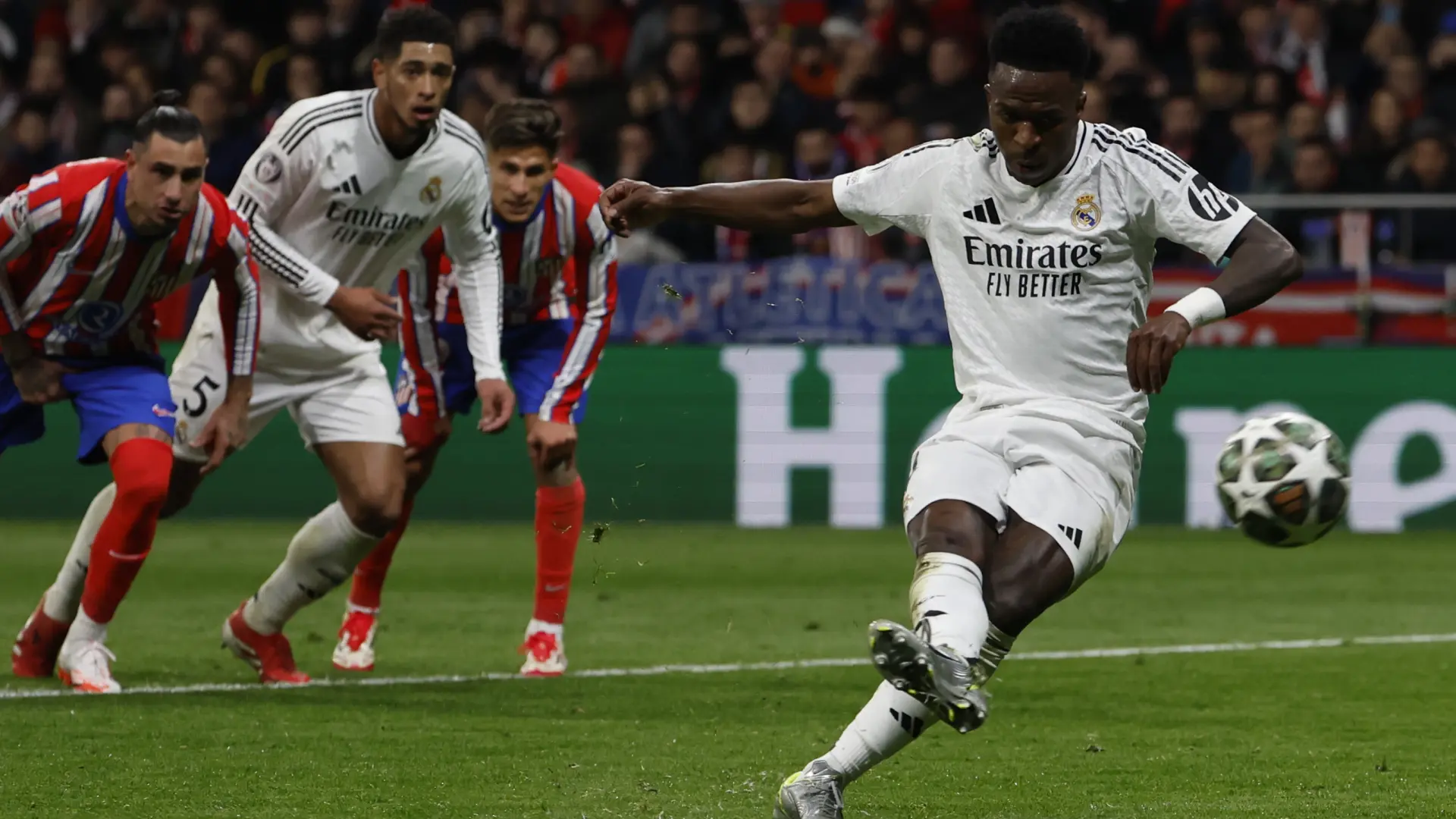 Así fue el tremendo fallo de Vinícius desde el punto de penalti en el derbi: lo mandó a las nubes