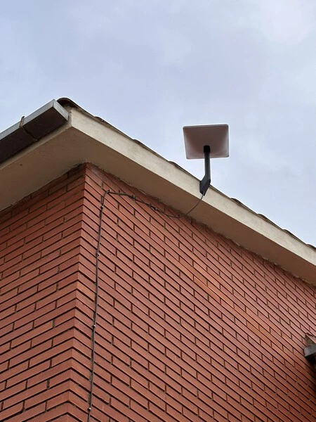 Antena de Starlink en la casa de Enric