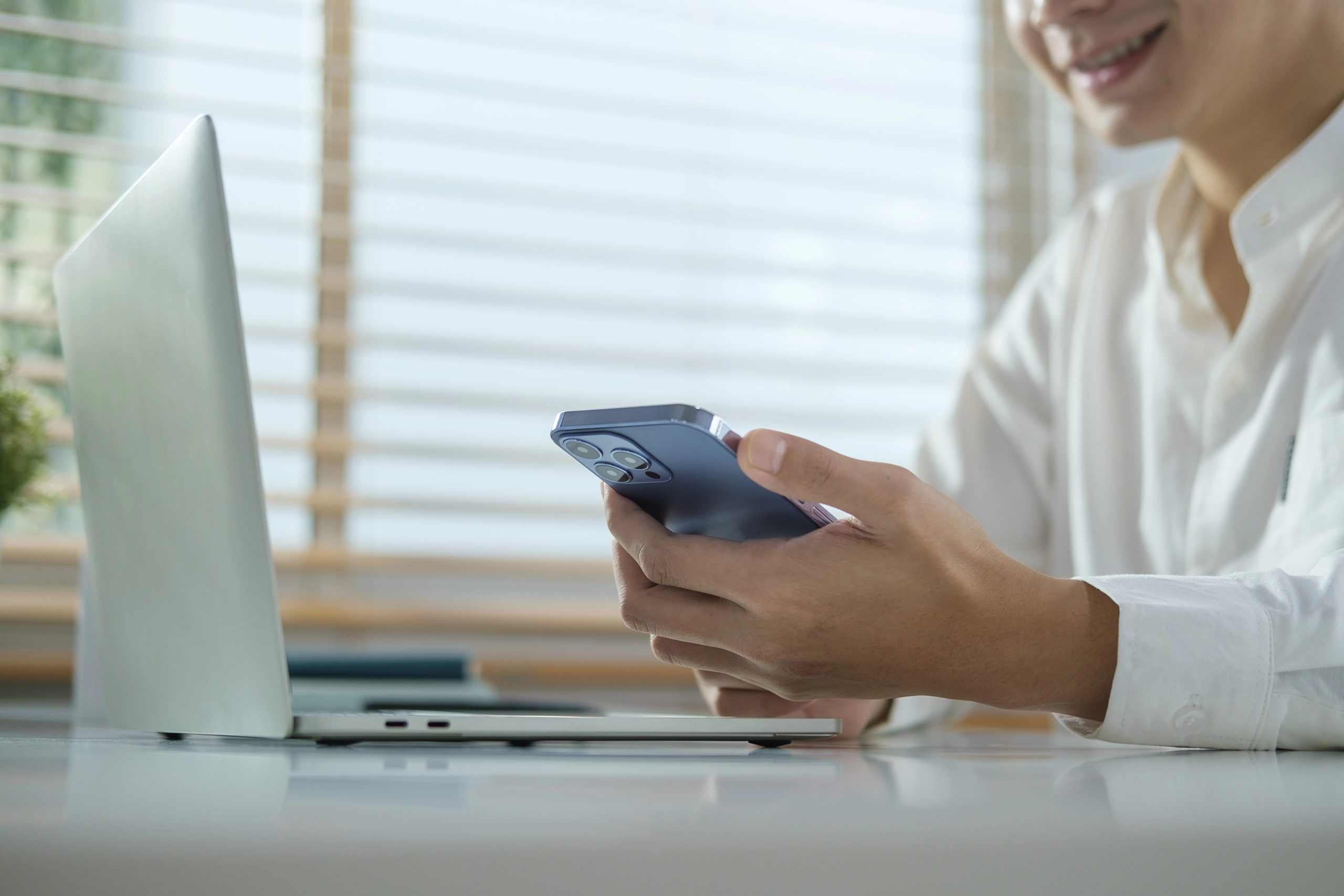 CDATA[
Durante décadas, mantenerse conectado al viajar implicaba comprar una SIM local o contratar costosos paquetes de datos antes de salir. Las tarjetas SIM fueron reduciendo su tamaño con el tiempo de Mini a Micro y luego Nano-SIM, pero siempre bajo el mismo principio: cambiar de operador requería cambiar físicamente la tarjeta. La llegada de la eSIM representa un cambio de paradigma. En lugar de ser una tarjeta removible, se trata de un chip integrado al dispositivo, que permite cambiar de operador o plan desde una app o escaneando un código QR, sin necesidad de contacto físico con una tarjeta.
¿Cómo funciona?
![