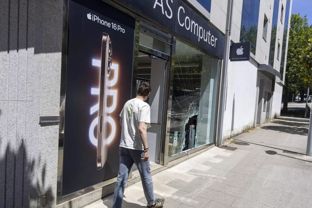 40.000 euros de productos Apple en dos minutos: la técnica del alunizaje causa estragos en Santiago de Compostela 