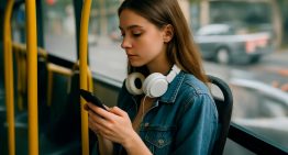 Esto es todo lo que te pierdes por escuchar la música en los altavoces del iPhone. Y de regalo igual te cae una multa