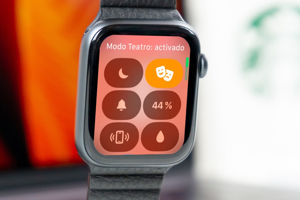 Harto de cargar cada día el Apple Watch, he visto un método que inventó la propia Apple: el modo teatro